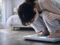 毎日測定しないと不安…。40代女性が陥った“体重計依存ダイエット”の問題点