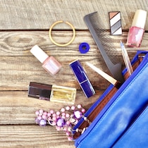 常備しておくだけで女子力UP。お出かけ時に必ず携帯しておきたい【緊急お助けコスメ】５選