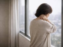 病院に行くほどではないけど、つらい…。40代女性に増える“原因不明の不調”の理由