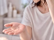 シャンプーするたびに髪が抜ける…。40代以降に表れるヘアサイクルの変化