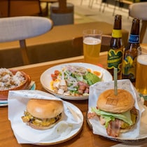 ディナーにほお張るハンバーガー。【キャプション by Hyatt 兜町 東京】は夜も刺激的