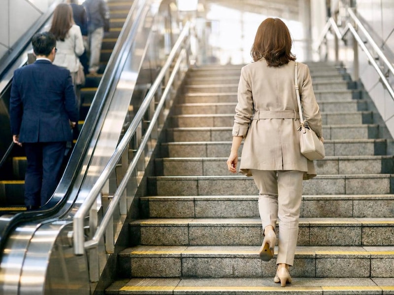 【３ヶ月で−２kg】エスカレーターをやめただけ。体型が変わり始めた簡単ダイエット習慣