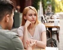 自分に自信がないから？男性が煮え切らない態度を続ける「理由」