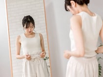 前屈“たった30秒”でOK！背中〜下半身がほぐれる【お腹の引き締めに効く】簡単ポーズ