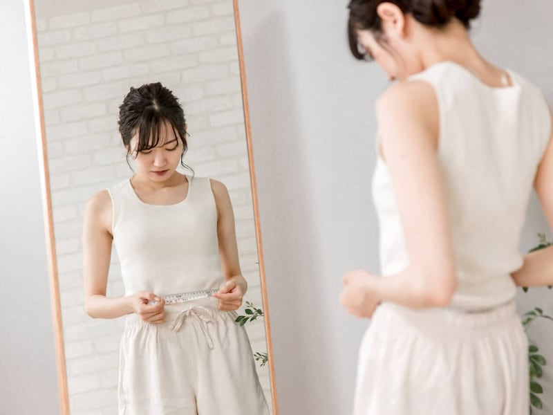 前屈“たった30秒”でOK！背中〜下半身がほぐれる【お腹の引き締めに効く】簡単ポーズ