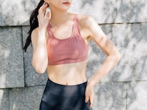 ねじるだけで腰まわりスッキリ！１日１セット【お腹のくびれを育てる】簡単ポーズ