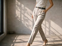 脚をクロスして前屈するだけ。１日１分で「太もものハリ」を整える下半身ライン改善習慣