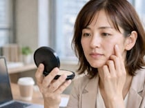 ファンデが浮く日は“肌の水分設計”がズレている。大人のベース崩れ対策