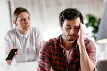 好きな男性の前でやらないで。男性が思わず引いてしまう「女性の言動」