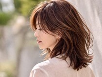 【40代・50代】今っぽくて若々しい人は“髪が重すぎない”。2026春「大人ヘア」の正解