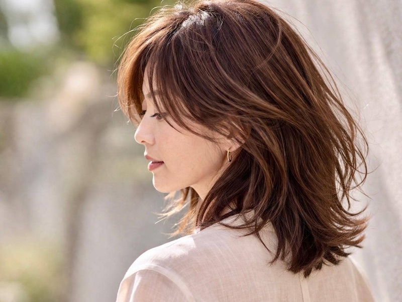 【40代・50代】今っぽくて若々しい人は“髪が重すぎない”。2026春「大人ヘア」の正解