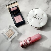 若作りに見えず、ちゃんと今っぽい。40代・50代の肌と顔立ちに効く“春ピンク×多幸感メイク”