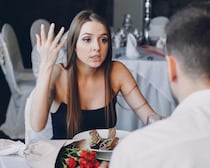 イライラを募らせているかも。男性を冷めさせる「デート中の行動」