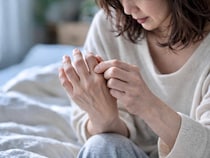 指がこわばる…。関節が痛むことも？40代以降に起こりやすい“関節”の変化