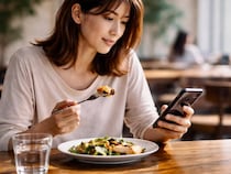 食事中にスマホを見る人、見ない人。“ながら食べ”は体型に影響出るの？