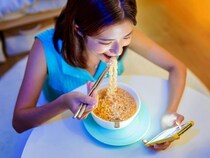 テレビやスマホが“食べ過ぎ”の原因に。無意識の【ながら食べ】がダイエット失敗を招く理由