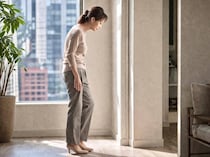 「立っているだけで差が出る…？」40代以降“立ち姿”に年齢が出やすくなる理由