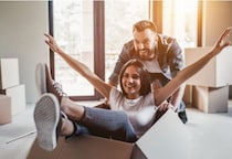 男性の視線を集める理由。モテる女性が必ずしてる「無意識行動」