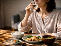 食べる前に水を飲む人、飲まない人。食べる量＆ダイエットへの影響は？