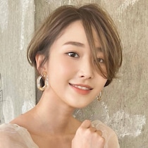 軽やかで小顔感たっぷり。大人の魅力を引き出しつつ若返りを叶える【最旬ショートヘア】