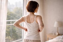 なんとなく“後ろ姿が老けて見える…”を回避。背中のもたつきを整える簡単習慣