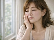 朝起きると顔がパンパン…。40代から“むくみの抜け方”が変わる理由