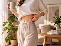 頑張っているのに「お腹だけ重い」人へ。寝たまま整えるだけで横腹のもたつきが消える簡単習慣