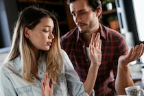 もう彼女との交際は考えられない…。男性の恋心を冷めさせる「女性の行動」