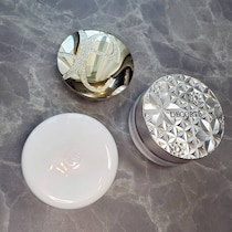 夕方の“くすみ・毛穴落ち”を防ぐ。40代の肌が見違える「仕上げパウダー」３選