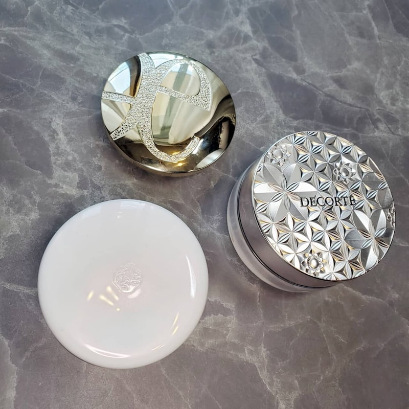 夕方の“くすみ・毛穴落ち”を防ぐ。40代の肌が見違える「仕上げパウダー」３選