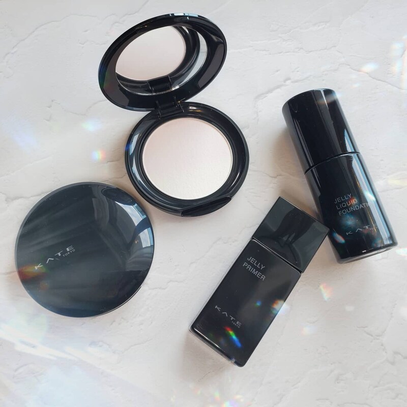 「ツヤなのにテカらない」ってどういうこと？KATE新作で叶う“大人の生ツヤ肌”をレビュー