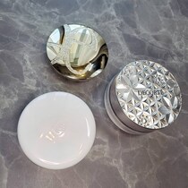 夕方の“くすみ・毛穴落ち”を防ぐ。40代の肌が見違える「仕上げパウダー」３選