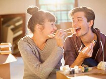 自然と“彼女ファースト”に。男性が心底ゾッコンで惚れる女性の「共通点」
