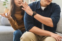 男性から距離を取られます。意外と男ウケしない「女性の言動」