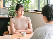 浮気のサインは態度に出る。心が揺れている男性が見せる“無意識の変化”