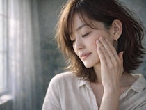 【40代・50代】今っぽくて若々しい人は“にじませている”。2026春「大人メイク」の正解