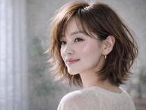【40代・50代】今っぽくて若々しい人は“チークの位置が低すぎない”。2026春「大人メイク」の正解