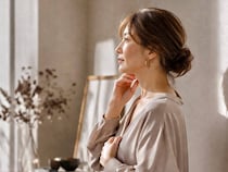 「ふとした横顔で差がつく」40代以降に変わる“首とフェイスライン”の整え方
