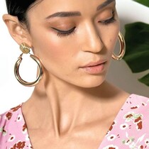 くっきりフェイスラインで印象UP。細くて長い首元へ【小顔感が高まる】簡単ストレッチ