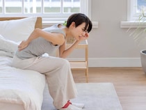 朝、起きた瞬間つらい…。40代から増える「首・肩・腰のこわばり」の原因