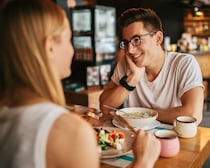 これって本命サイン？男性の褒め言葉に隠された「本当の意味」
