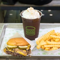 ハンバーガーレストラン【シェイク シャック】の新感覚シェイクとアメリカの「スマッシュドオニオン」が期間限定で登場