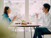 本命の女性の前になると態度が変わる！本気の男性が見せる「緊張サイン」