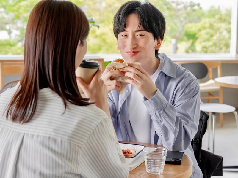 言葉より信じられる。男性が“本命女性だけ”に見せる行動