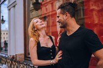 会話・仕草・歩幅でバレる。男性が本命女性だけに見せる「態度の変化」