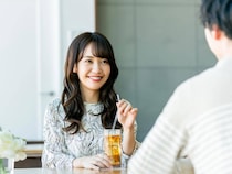 媚びてるわけでもないのに…。男性が本気になる“ゆるモテ女子”の共通点