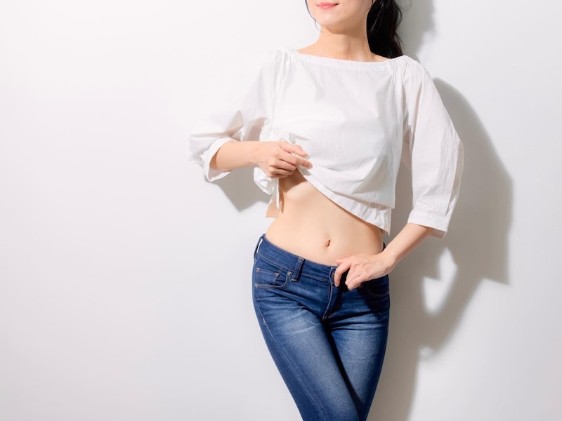 動きは小さいのに効果は絶大。1日5回【お腹がメキメキ引き締まる】簡単エクササイズ