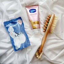 【二の腕・ひざが気になる人へ】露出前に差がつく。“つるんと見える肌”をつくるボディケア３選