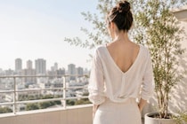後ろ姿がなんだか重たい…。大人世代が見直したい“背中印象”の整え方