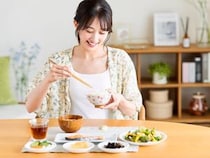 甘いもの爆食い、むくみ…それ“ホルモンの乱れ”かも？心もカラダも軽くなる【整え食習慣】